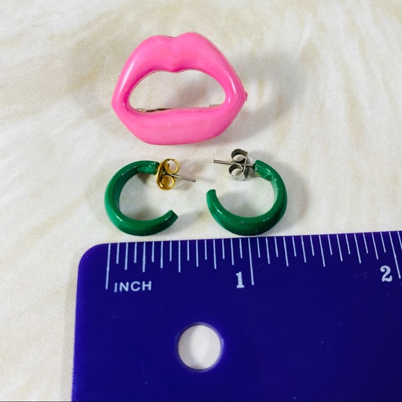 Little vintage pink lips pin and green lucite earrings lot - Picture 4 of 5
